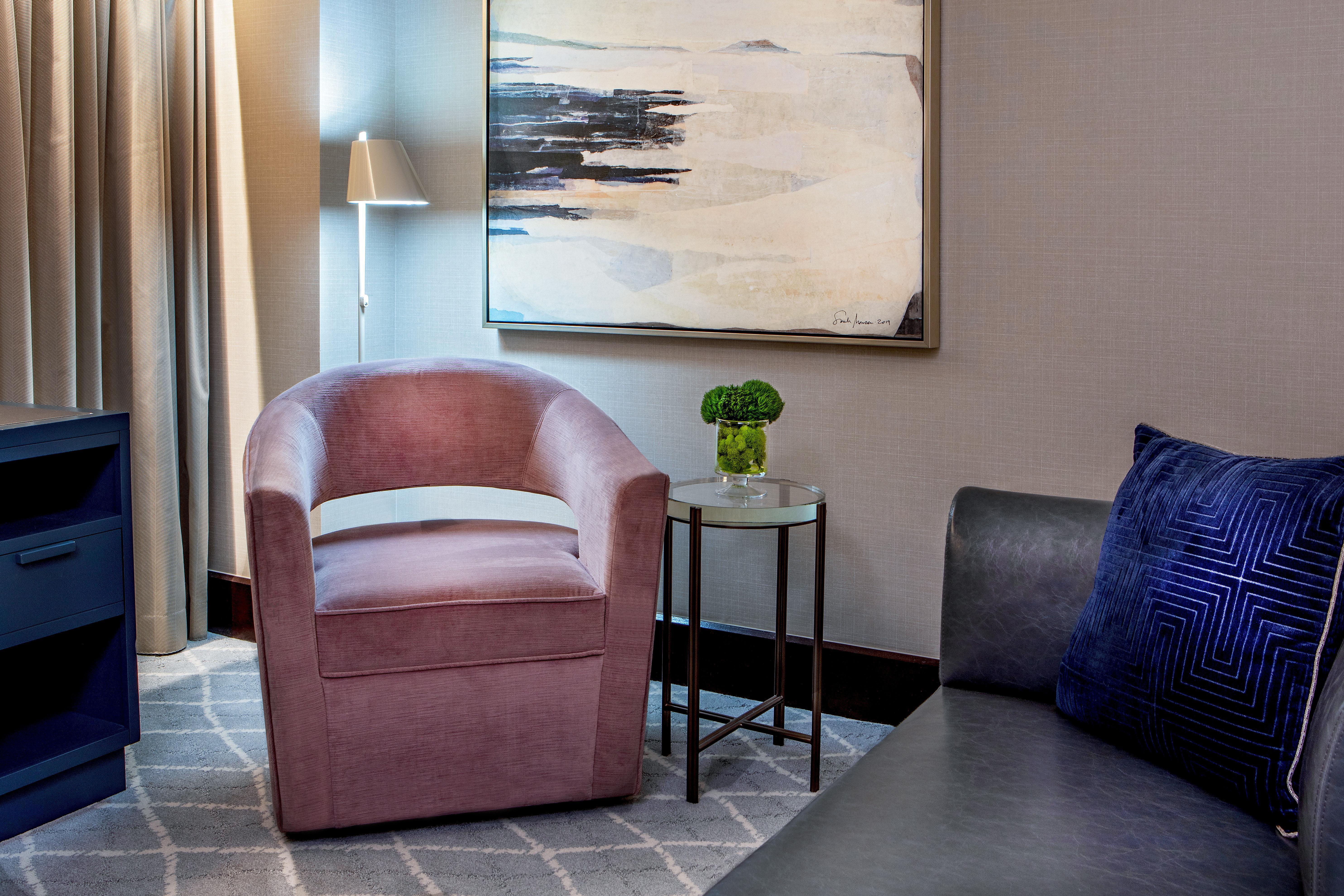Intercontinental Boston By Ihg Hotel Exterior foto A chair in a living room