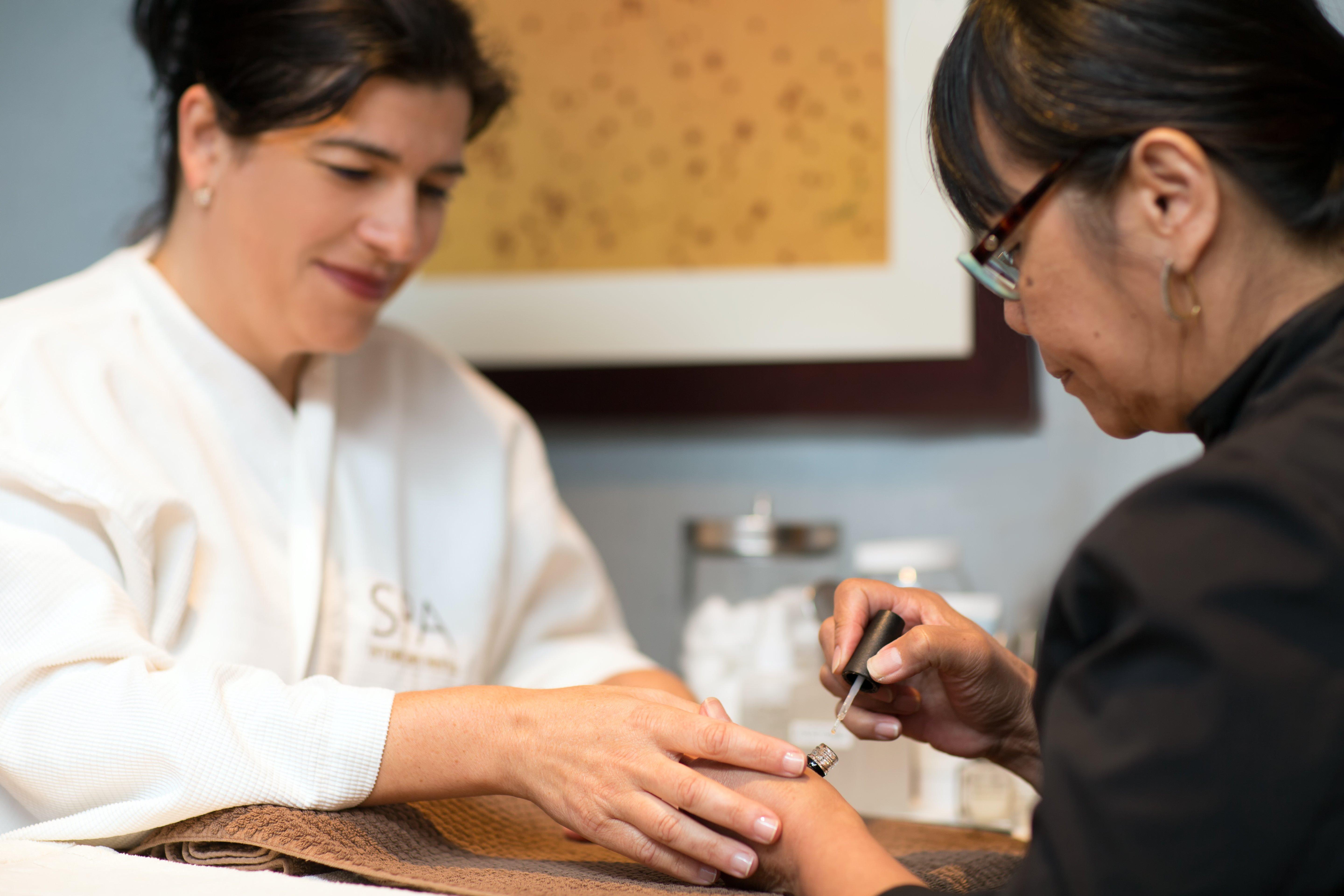 Intercontinental Boston By Ihg Hotel Exterior foto A woman receiving acupuncture treatment