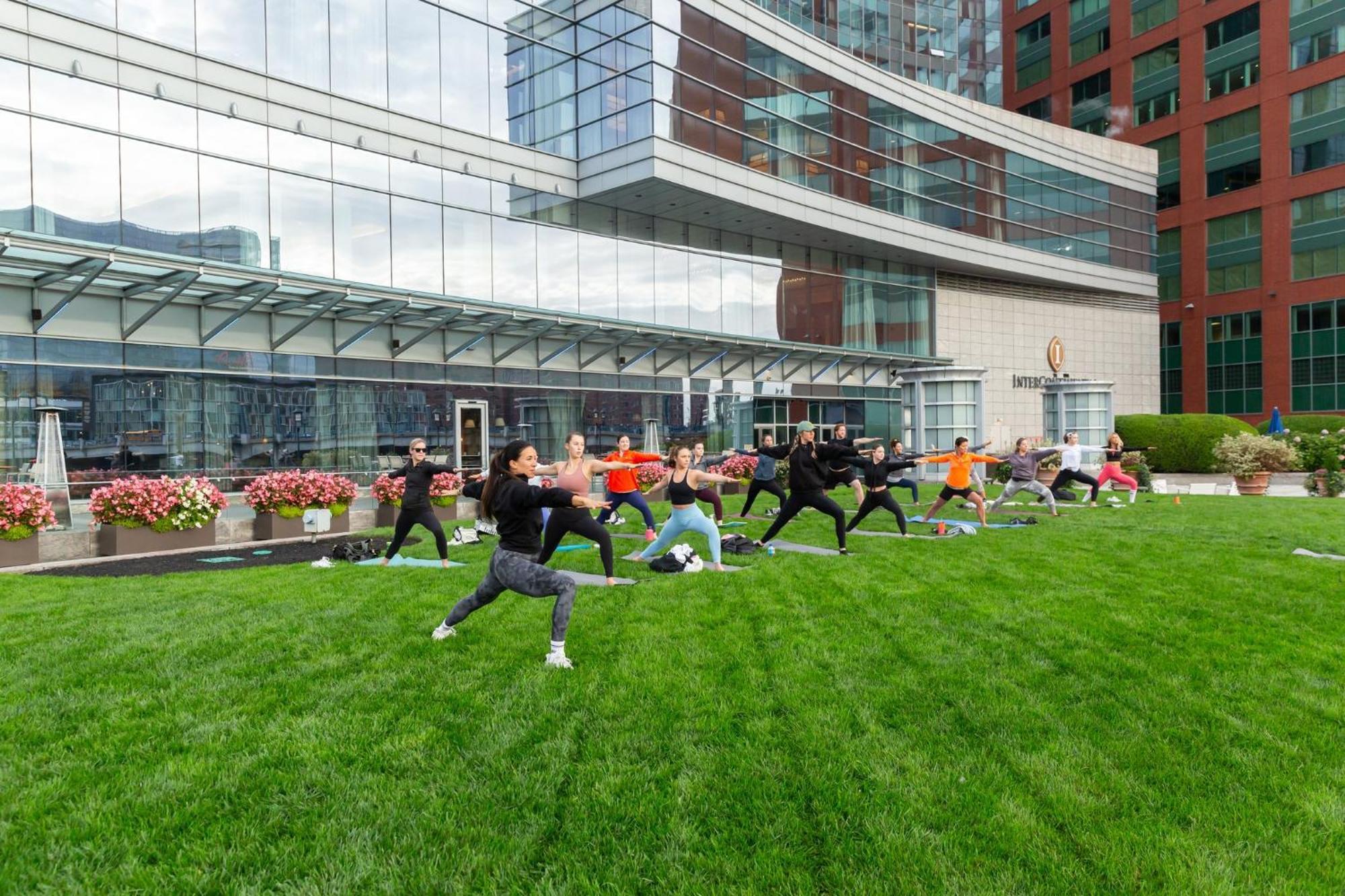 Intercontinental Boston By Ihg Hotel Exterior foto The rooftop lawn