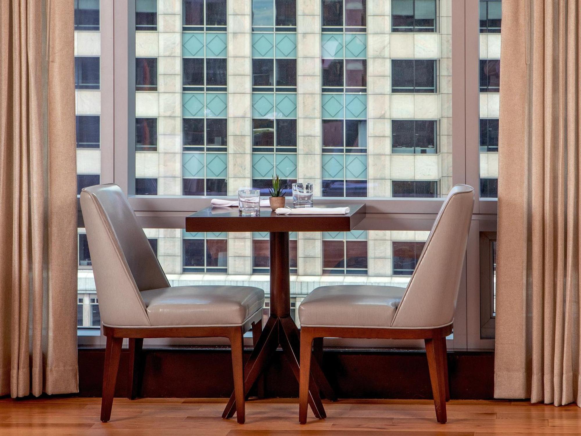 Intercontinental Boston By Ihg Hotel Exterior foto A table and chairs in a hotel room